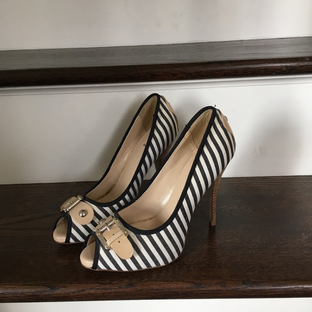 Super cute Bakers Peep Toe Pumps!